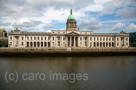 Republik Irland, Dublin - The Custom House (1781–1791, Neoklassizismus), heute Umweltministerium und Kommunalverwaltung) am Fluss Liffey im Stadtzentrum