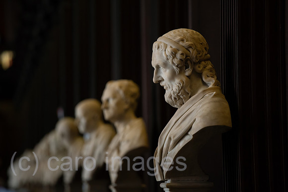 Republik Irland, Dublin - The Long Room (1732), Old Library des Trinity College 1592, Schaerfepunkt auf Plato-Statue
