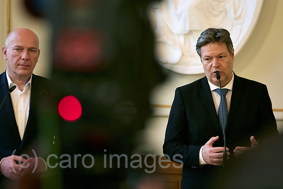 Berlin, Deutschland - Kai Wegner und Robert Habeck bei einer gemeinsamen Pressekonferenz im Roten Rathaus.