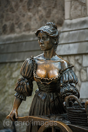 Republik Irland, Dublin - Skulptur von Molly Malone (1988), Legende eines armen, schoenen Fischermaedchens, das sich verkaufen musste. Ihr an die Brust zu fassen soll Glueck bringen