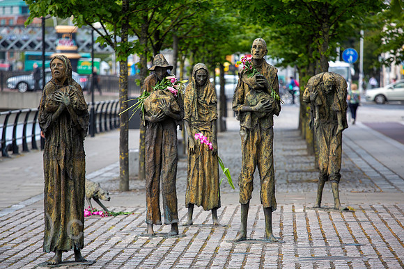 Republik Irland, Dublin - Famine Memorial fuer die 1 Million Opfer der Grossen Hungersnot (1845-1849), ausgeloest durch Kartoffelfaeule