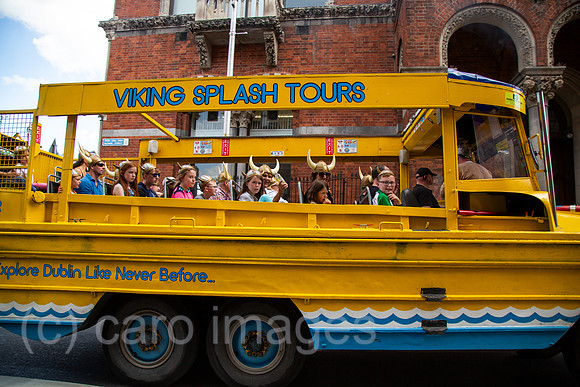 Republik Irland, Dublin - Touristen unterwegs im Stadtverkehr mit Viking Splash Tours (Amphibienfahrzeug)