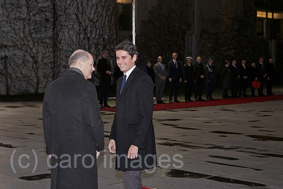 Berlin, Deutschland - Begruessung des franzoesischen Premierministers Gabriel Attal durch Bundeskanzler Olaf Scholz.