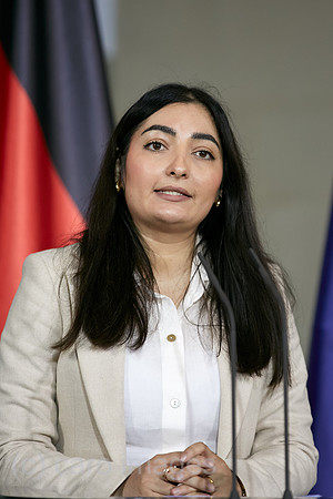 Berlin, Deutschland - Staatsministerin Reem Alabali-Radovan bei einer Pressekonferenz im Kanzleramt,