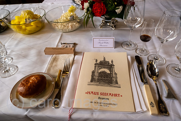 Deutschland, Bremen - 480. Schaffermahlzeit (Spendensammlung fuer Seeleute und Angehoerige durch Stiftung Haus Seefahrt) im Bremer Rathaus, Platz des Ehrengastes Bundespraesident Frank-Walter Steinme