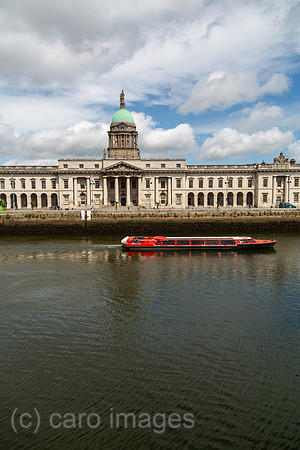 Republik Irland, Dublin - The Custom House (1781–1791, Neoklassizismus), heute Umweltministerium und Kommunalverwaltung) am Fluss Liffey im Stadtzentrum