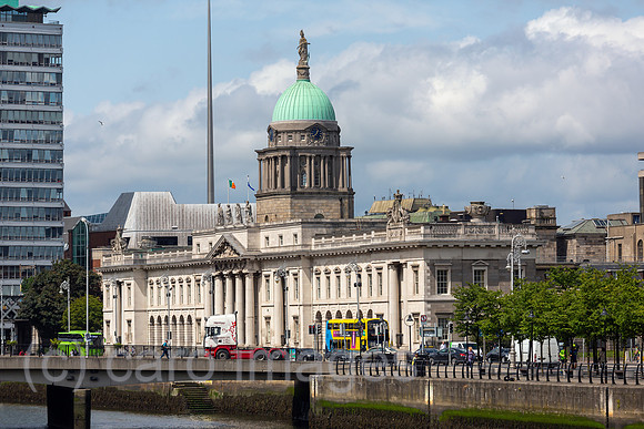 Republik Irland, Dublin - The Custom House (1781–1791, Neoklassizismus), heute Umweltministerium und Kommunalverwaltung) am Fluss Liffey im Stadtzentrum