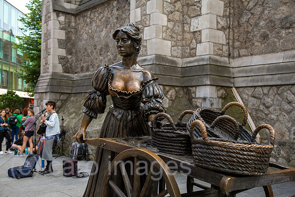 Republik Irland, Dublin - Skulptur von Molly Malone (1988), Legende eines armen, schoenen Fischermaedchens, das sich verkaufen musste. Ihr an die Brust zu fassen soll Glueck bringen