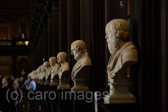 Republik Irland, Dublin - The Long Room (1732), Old Library des Trinity College 1592, Schaerfepunkt auf Plato-Statue