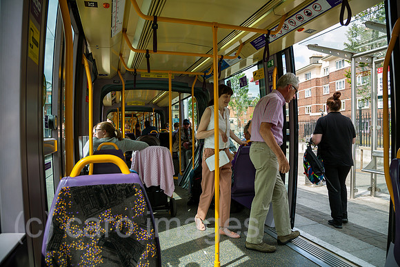 Republik Irland, Dublin - Fahrgaeste beim Aussteigen aus einer Strassenbahn