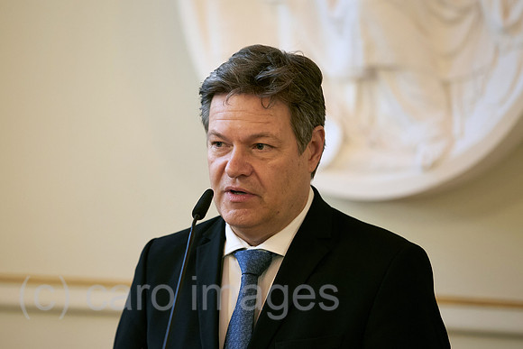 Berlin, Deutschland - Robert Habeck bei einer Pressekonferenz im Roten Rathaus.