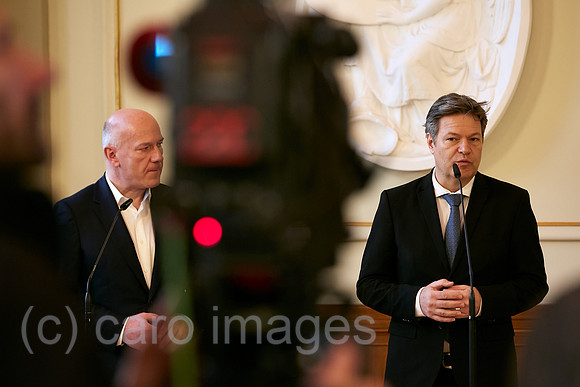 Berlin, Deutschland - Kai Wegner und Robert Habeck bei einer gemeinsamen Pressekonferenz im Roten Rathaus.