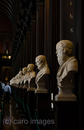 Republik Irland, Dublin - The Long Room (1732), Old Library des Trinity College 1592, Schaerfepunkt auf Plato-Statue