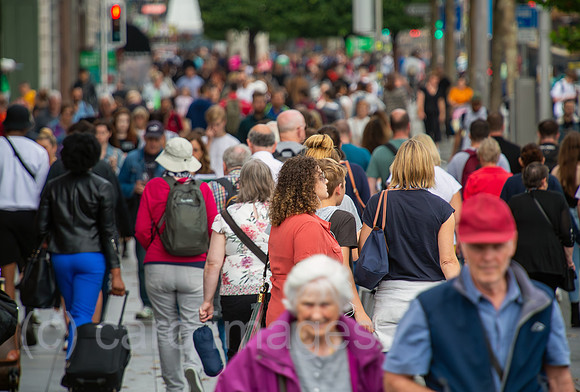 Republik Irland, Dublin - Fussgaenger auf der O Connell Street, bekannteste Strasse Dublins in der City