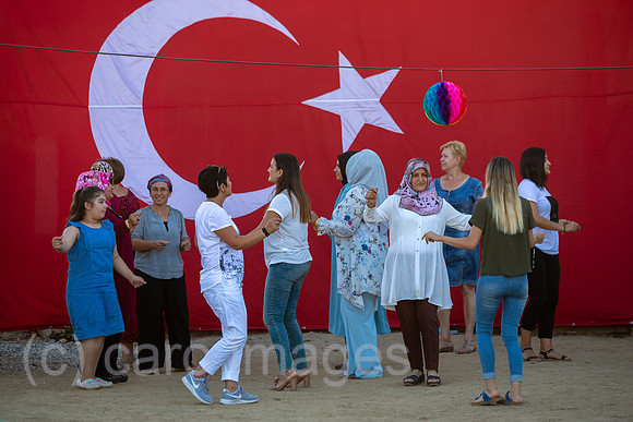 Tuerkei, Bogazkoey Sarıyahsi - Frauen tanzen bei traditioneller Hochzeit auf dem Dorf in Anatolien, getrennt von den Maennern