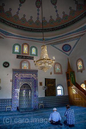 Tuerkei, Bogazkoey Sarıyahsi - Zwei betende Maenner in einer Moschee in einem Dorf in Anatolien