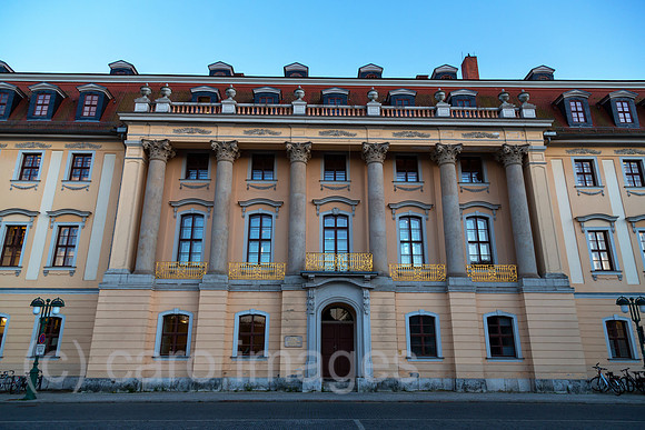 Deutschland, Weimar - Hauptgebaeude (1770) der Hochschule fuer Musik FRANZ LISZT Weimar am Platz der Demokratie