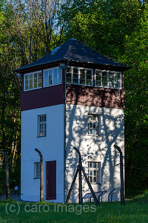 Deutschland, Weimar - Gedenkstaette Buchenwald (KZ-Gedenkstaette), Wachturm am damaligen Postenweg der SS entlang des Lagerzauns, Blick aus dem Inneren