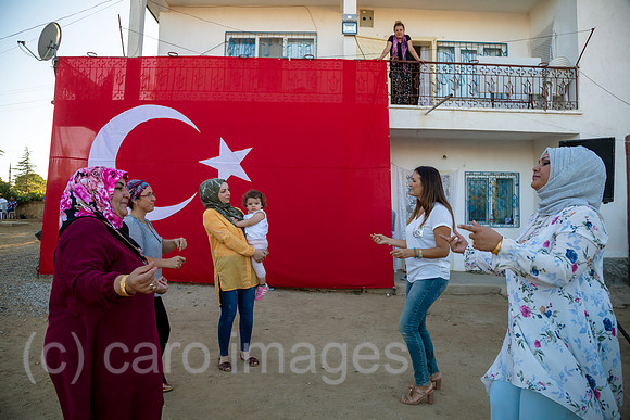 Tuerkei, Bogazkoey Sarıyahsi - Frauen tanzen bei traditioneller Hochzeit auf dem Dorf in Anatolien, getrennt von den Maennern