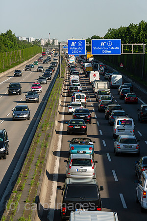 Deutschland, Berlin - Stau auf der Bundesautobahn 113 im Berliner Stadtgebiet