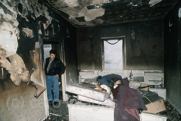 Deutschland, Solingen - Rassistischer Brandanschlag auf das Haus der tuerkischstaemmigen Familie Genc mit 5 Opfern (29.5.1993): Jugendlicher im Inneren des Hauses