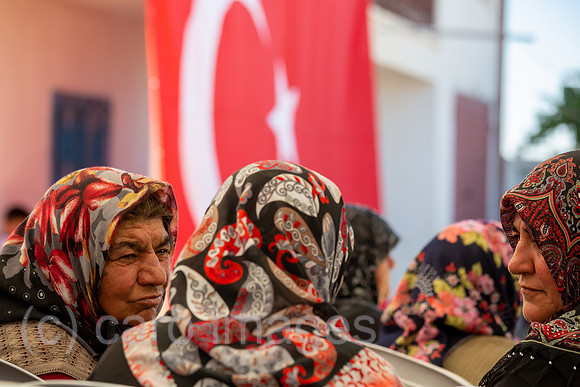 Tuerkei, Bogazkoey Sarıyahsi - aeltere Frauen (getrennt von den Maennern) unterhalten sich bei traditioneller Hochzeit auf dem Dorf in Anatolien