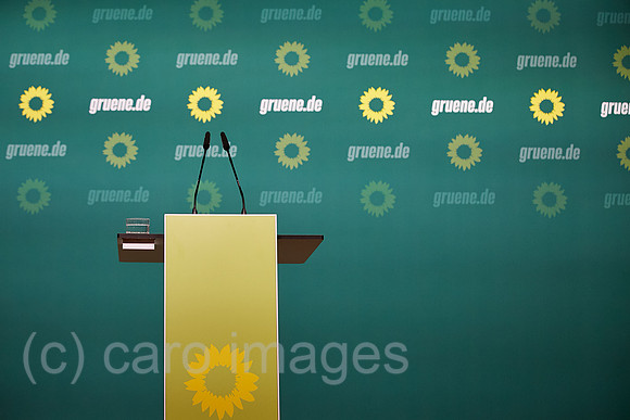 Berlin, Deutschland - Ein leeres Rednerpult im Presseraum der Partei BUENDNIS 90/DIE GRUENEN.