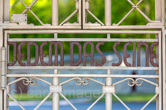 Deutschland, Weimar - Gedenkstaette Buchenwald (KZ-Gedenkstaette), Der zynische Spruch JEDEM DAS SEINE eingearbeitet in der Pforte des Torgebaeudes (Hauptwachtturm und Haupteingang)