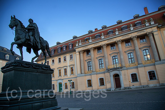 Deutschland, Weimar - Hauptgebaeude (1770) der Hochschule fuer Musik FRANZ LISZT Weimar am Platz der Demokratie, links Carl August Denkmal