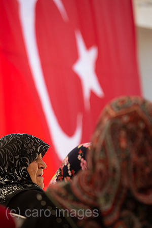 Tuerkei, Bogazkoey Sarıyahsi - aeltere Frauen (getrennt von den Maennern) bei traditioneller Hochzeit auf dem Dorf in Anatolien