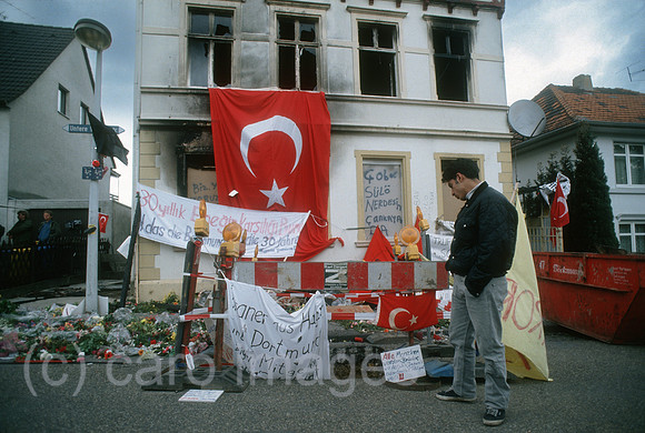 Deutschland, Solingen - Rassistischer Brandanschlag auf das Haus der tuerkischstaemmigen Familie Genc mit 5 Opfern (29.5.1993): Junger tuerkischstaemmiger Mann betrachtet die Szenerie um die Ruine