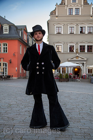Deutschland, Weimar - Zimmerergeselle auf der Walz in der Altstadt