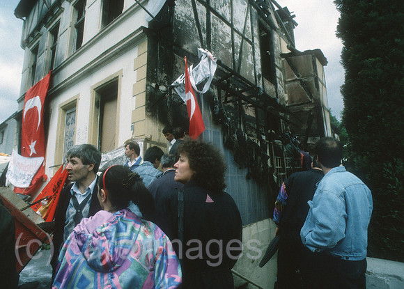 Deutschland, Solingen - Rassistischer Brandanschlag auf das Haus der tuerkischstaemmigen Familie Genc mit 5 Opfern (29.5.1993): Fassungslose Immigranten vor der Ruine in der Unteren Wernerstrasse