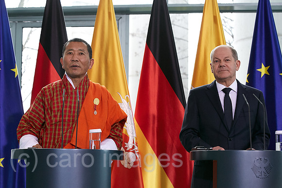 Berlin, Deutschland - Bundeskanzler Olaf Scholz und der bhutanische Premierminister Lotay Tshering geben eine Pressekonferenz im Kanzleramt.
