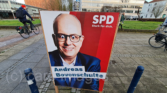 Deutschland, Bremen - Verulktes Wahlplakat mit Andreas Bovenschulte (SPD), Bremer Buergermeister und Praesident des Bremer Senatsf, fuer die Bremer Buergerschaftwahlen im Mai 2023