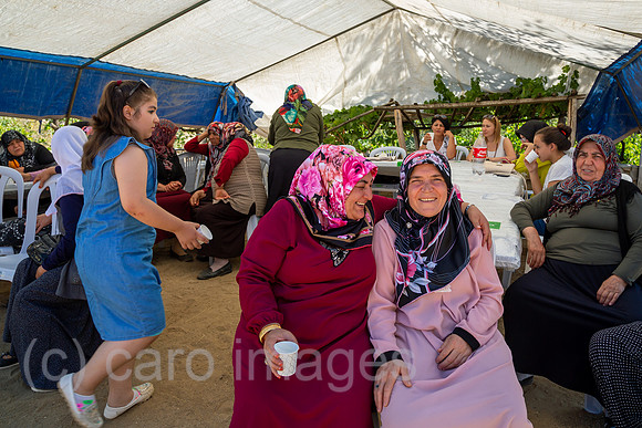 Tuerkei, Bogazkoey Sarıyahsi - Frauen verschiedenen Alters (getrennt von den Maennern) bei traditioneller Hochzeit auf dem Dorf in Anatolien