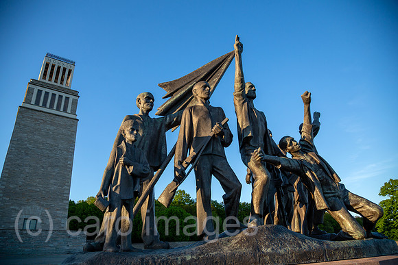 Deutschland, Weimar - Buchenwald-Mahnmal von 1958, Gedenkstaette Buchenwald (KZ-Gedenkstaette), Skulpturen symbolisieren befreite kommunistische Widerstandskaempfer, links Glockenturm