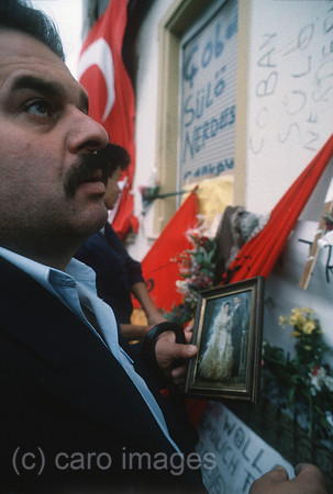 Deutschland, Solingen - Rassistischer Brandanschlag auf das Haus der tuerkischstaemmigen Familie Genc mit 5 Opfern (29.5.1993): Fassungslose Immigranten vor der Ruine in der Unteren Wernerstrasse