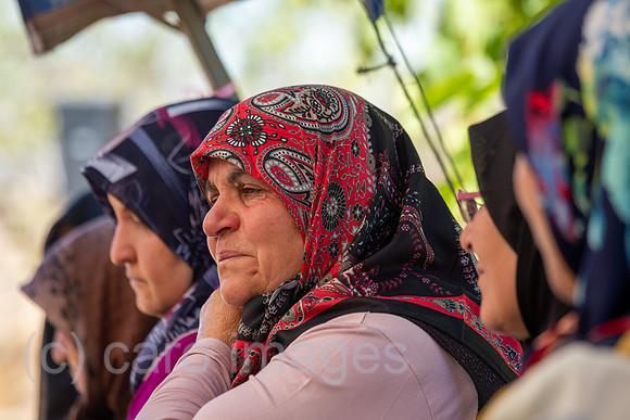 Tuerkei, Bogazkoey Sarıyahsi - aeltere Frauen (getrennt von den Maennern) bei traditioneller Hochzeit auf dem Dorf in Anatolien