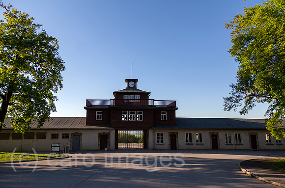 Deutschland, Weimar - Gedenkstaette Buchenwald (KZ-Gedenkstaette), Torgebaeude, Hauptwachtturm: Haupteingang mit Buero des SS-Lagerfuerers (rechts) und Gefaengnistrakt (links), Blick von aussen