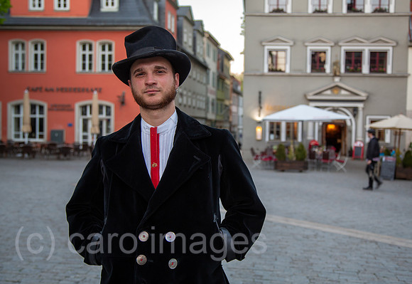 Deutschland, Weimar - Zimmerergeselle auf der Walz in der Altstadt