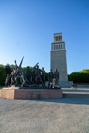Deutschland, Weimar - Buchenwald-Mahnmal von 1958, Gedenkstaette Buchenwald (KZ-Gedenkstaette), Skulpturen symbolisieren befreite kommunistische Widerstandskaempfer, hinten Glockenturm