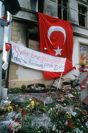 Deutschland, Solingen - Rassistischer Brandanschlag auf das Haus der tuerkischstaemmigen Familie Genc mit 5 Opfern (29.5.1993): Die Ruine in der Unteren Wernerstrasse