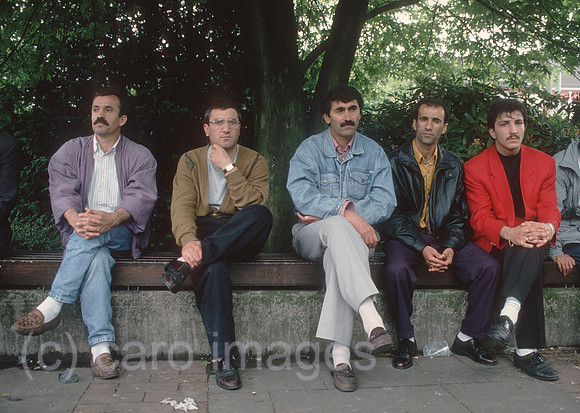Deutschland, Solingen - Rassistischer Brandanschlag auf das Haus der tuerkischstaemmigen Familie Genc mit 5 Opfern (29.5.1993): Tuerkischstaemmige Maenner sitzen traurig auf einer Bank beim Tatort