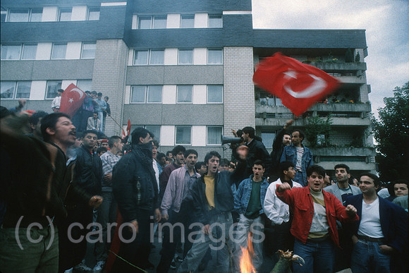 Deutschland, Solingen - Rassistischer Brandanschlag auf das Haus der tuerkischstaemmigen Familie Genc mit 5 Opfern (29.5.1993): tuerkischstaemmige junge Maenner protestieren beim Tatort