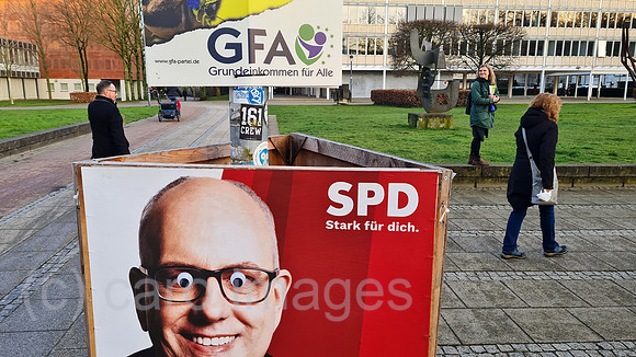 Deutschland, Bremen - Verulktes Wahlplakat mit Andreas Bovenschulte (SPD), Bremer Buergermeister und Praesident des Bremer Senatsf, fuer die Bremer Buergerschaftwahlen im Mai 2023