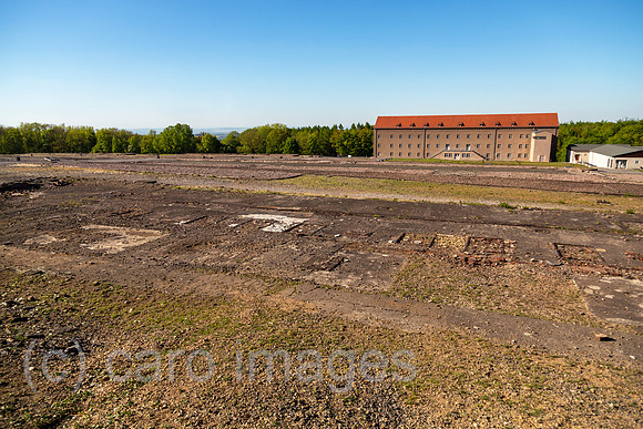 Deutschland, Weimar - Gedenkstaette Buchenwald (KZ-Gedenkstaette), Lagergelaende und Kammergebaeude (Haeftlingsbekleidungskammer), heute Museum