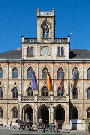 Deutschland, Weimar - Das Weimarer Rathaus (1841) im Neugotik-Baustil am Markt