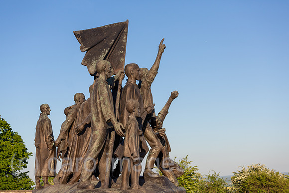 Deutschland, Weimar - Buchenwald-Mahnmal von 1958, Gedenkstaette Buchenwald (KZ-Gedenkstaette), Skulpturen symbolisieren befreite kommunistische Widerstandskaempfer