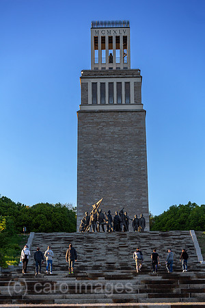 Deutschland, Weimar - Buchenwald-Mahnmal von 1958, Gedenkstaette Buchenwald (KZ-Gedenkstaette), Glockenturm und Skulpturen symbolisieren befreite kommunistische Widerstandskaempfer, fuer andere Opfer